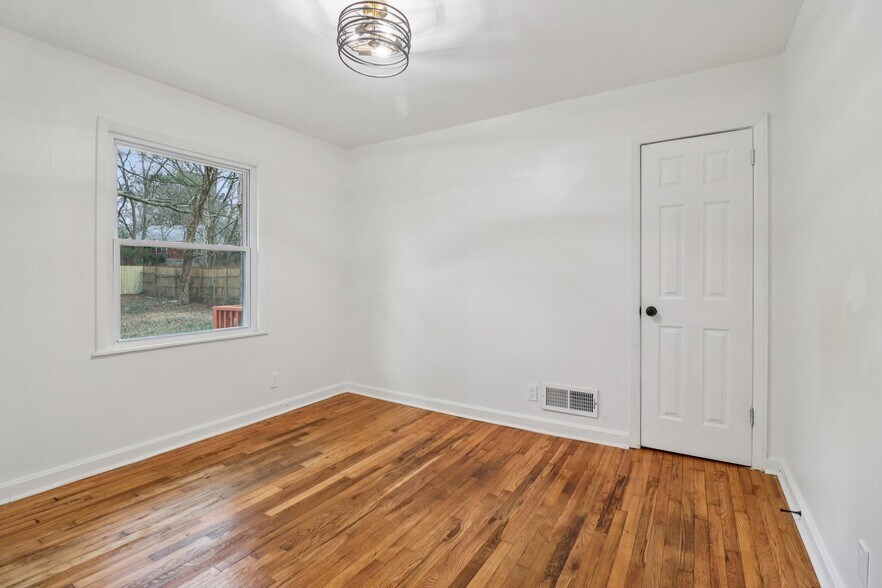 Building Photo - 3159 Bobolink Dr