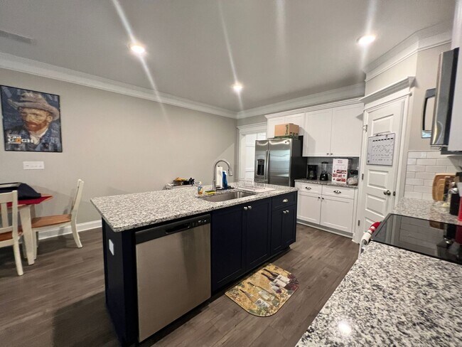 Building Photo - 3BR/2.5 BATH Townhome with Garage & Fenced...