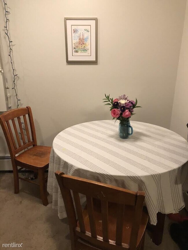 Building Photo - 2 br, 1 bath Apartment - 402 Hill St