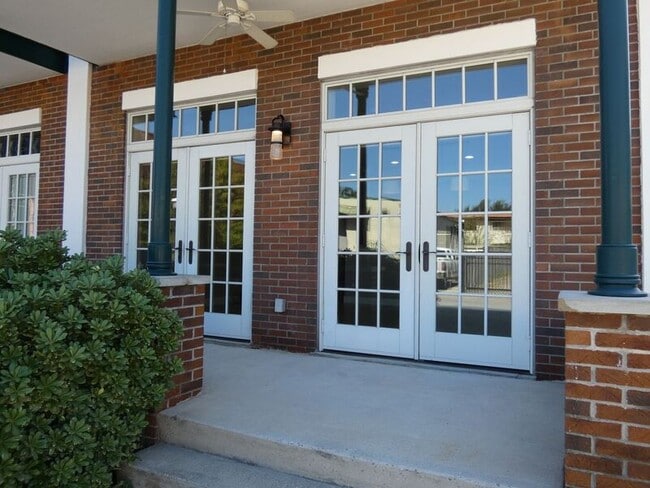 Building Photo - 415 E Romana St