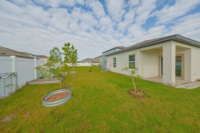 Building Photo - Beautiful Home 3/2/2 Home