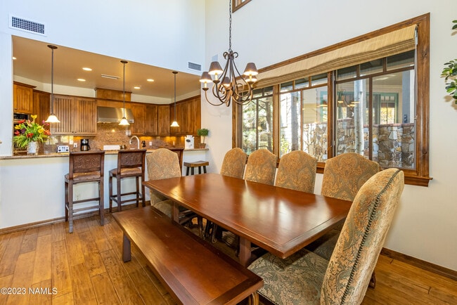 Building Photo - 1507 E Castle Hills Dr