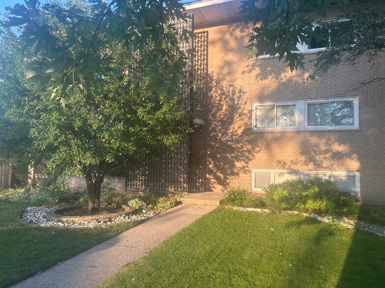 Building Photo - 8723 Trumbull Ave