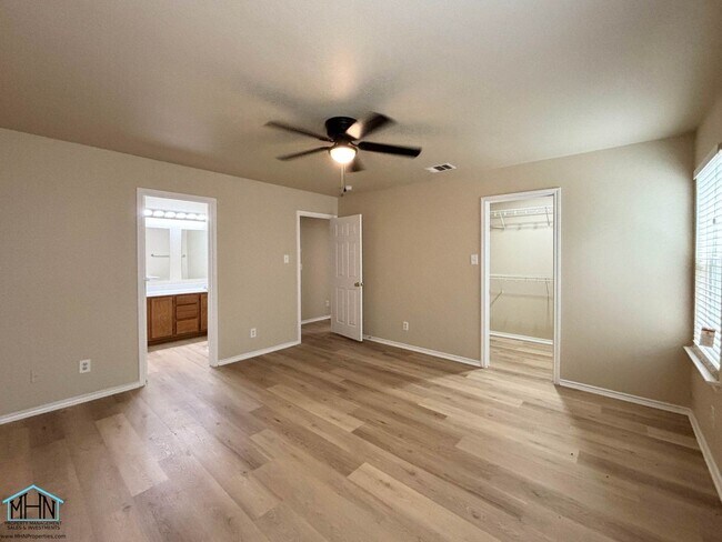 Building Photo - Big & Beautiful 5 bed/3.5 bath 2 Story hom...