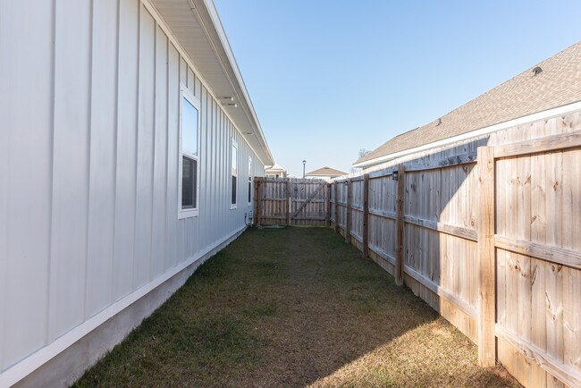 Building Photo - 1938 Westhill Dr
