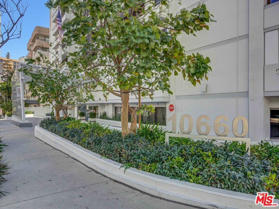 Building Photo - 10660 Wilshire Blvd