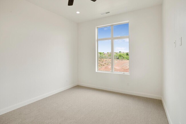 Building Photo - 996 Manen St
