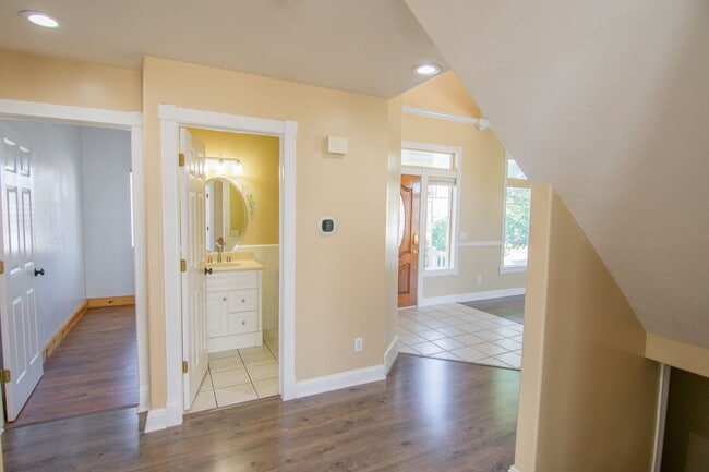 Building Photo - Gorgeous 3-Bed 2.5-Bath Home: w/ Tenant Oc...