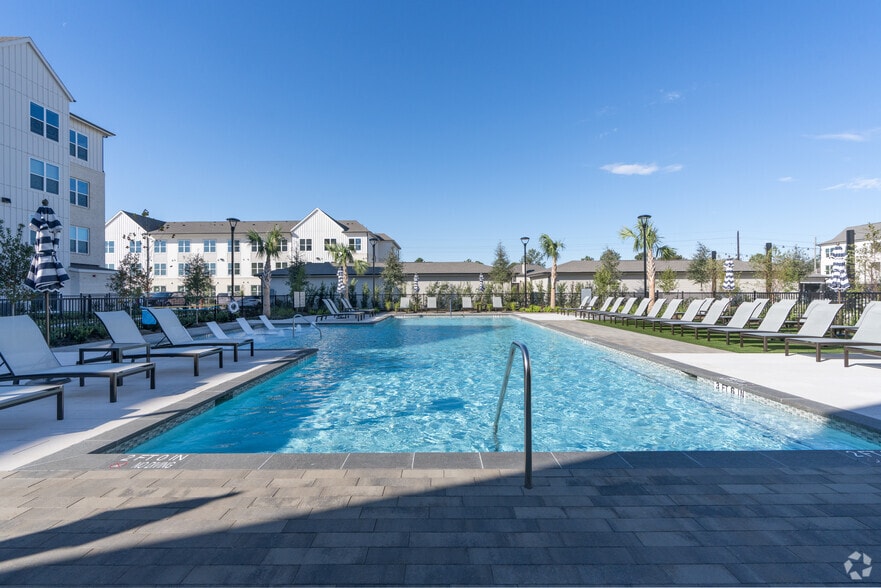 Pool - Hanover Lakemont