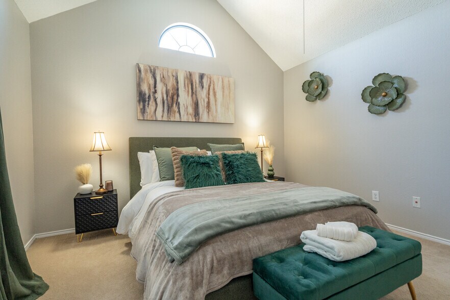 Green Queen Bedroom - 707 Cottonwood Bend Dr