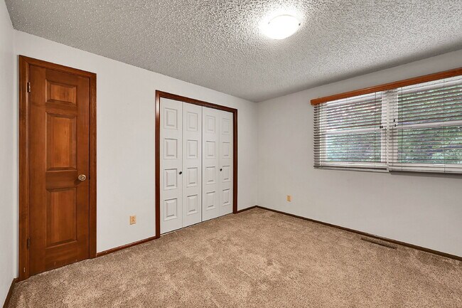 Building Photo - $2,895.00, 4 bed, 3.5 bath, located in Col...