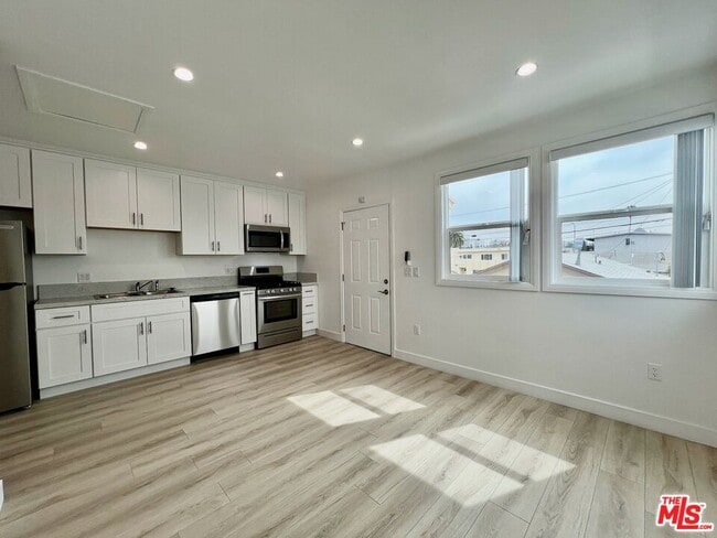 Building Photo - 1321 1/2 Normandie Ave