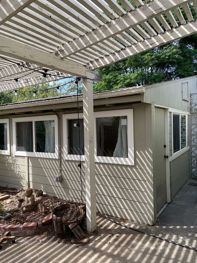 Building Photo - Single Family Home in East Sacramento W/Pool