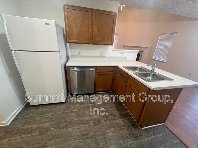 Building Photo - 2810 Lakeside Cir