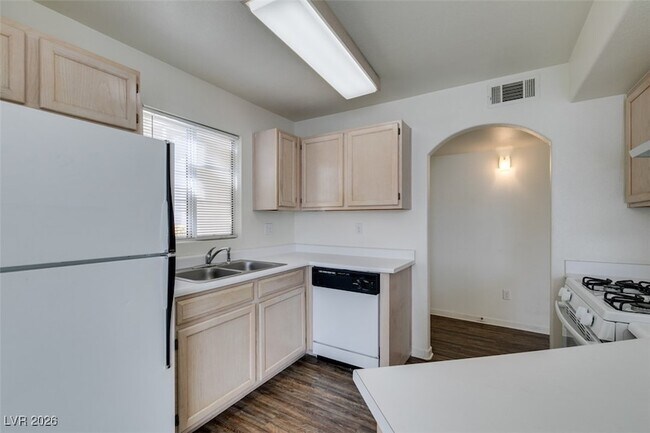 Building Photo - 698 S Racetrack Rd