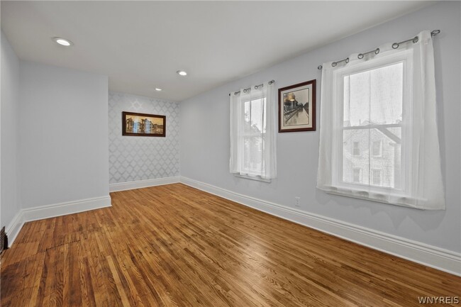 Building Photo - 11 Baynes St