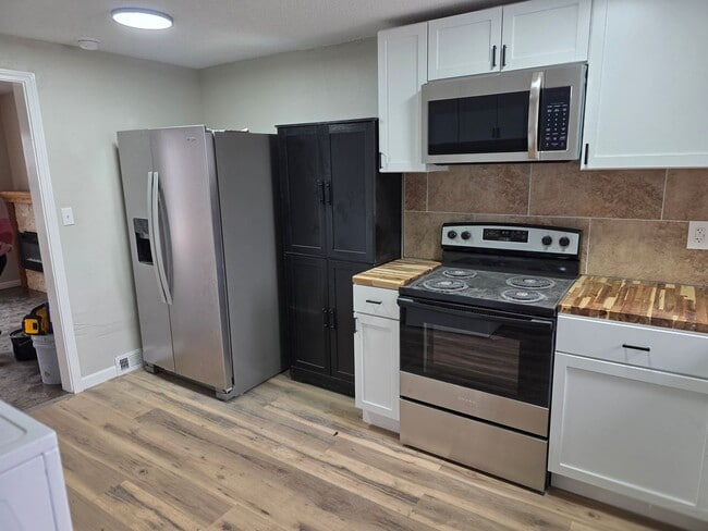 Building Photo - 214 Lobban St