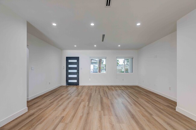 Building Photo - 1613 N Niagara St