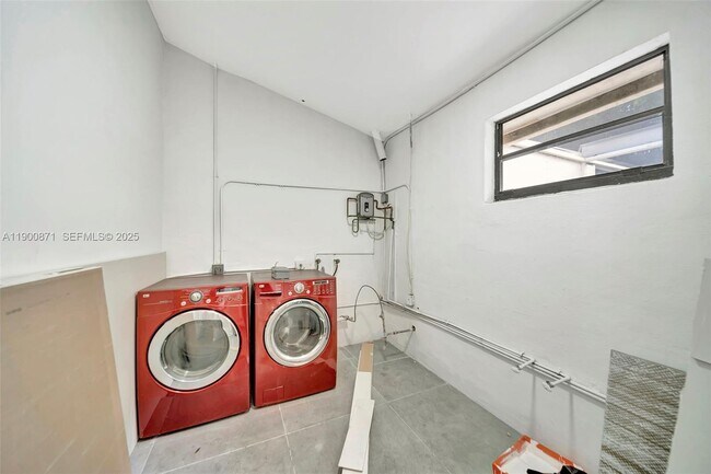 Building Photo - 840 NE 182nd St