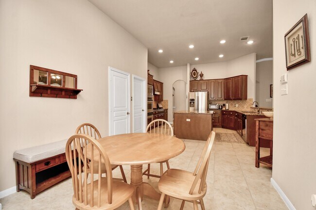 Building Photo - 8030 Crescent Knolls Dr