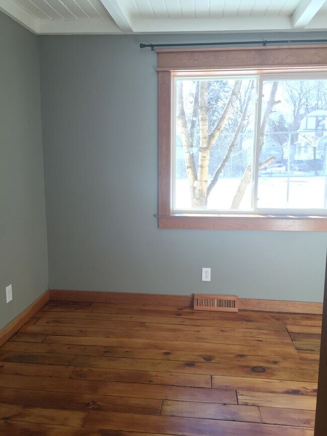 Building Photo - 920.5 E. 5th Street- Charming Cottage