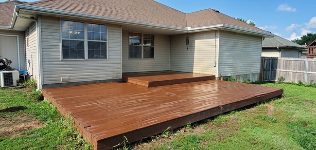 Large back deck for entertaining - 4960 W Tarkio St