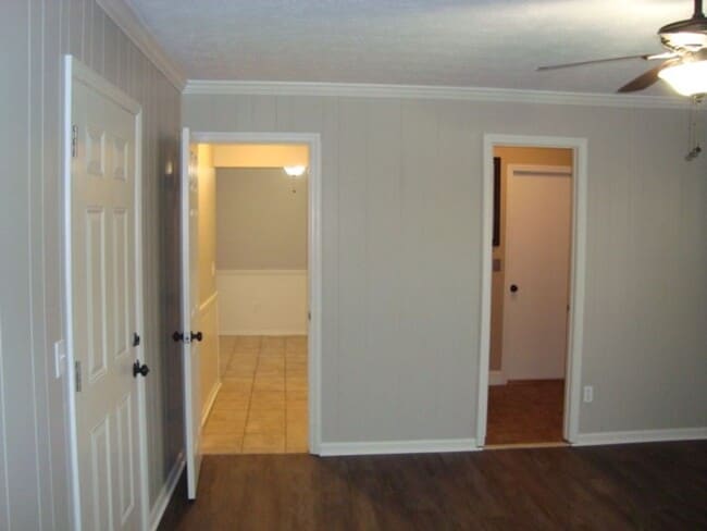 Building Photo - Renovated 4 bedroom available now to rent!