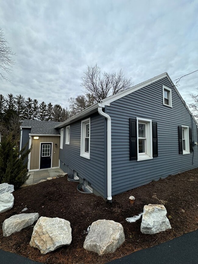 Building Photo - UPDATED THREE BEDROOM HOME in UPPER SAUCON