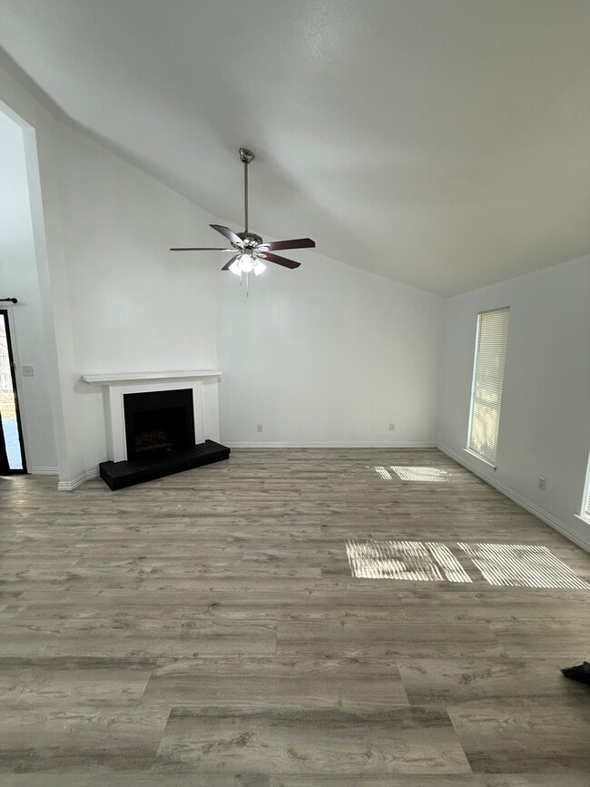 Building Photo - 125 London Ln