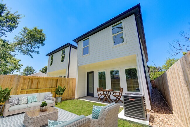 Building Photo - 2708 Noble St