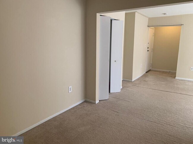 Building Photo - 884 College Pkwy