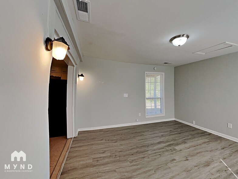 Building Photo - 2611 Lake Harbin Rd