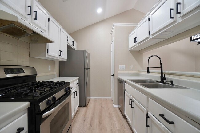 Building Photo - 508 Greenlawn Blvd