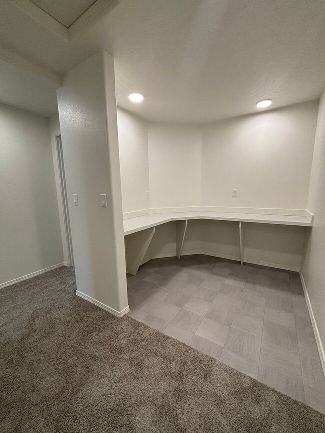 Building Photo - 3bd 2.5ba Townhome - Ready for Move-In