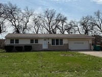 Building Photo - South Shores! 3 bedroom, 1 bath, 2 car garage!