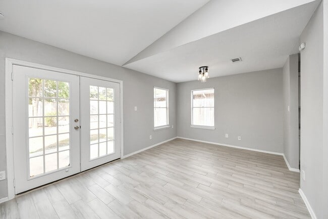 Building Photo - 19734 Oakland Valley Dr