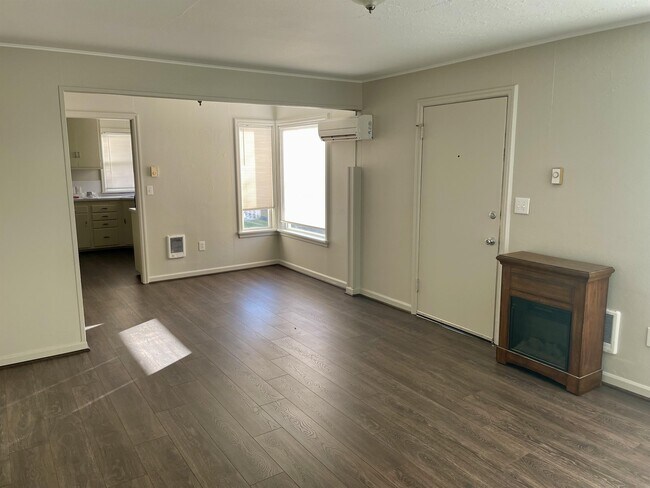 Building Photo - 1040 Spruce St NE