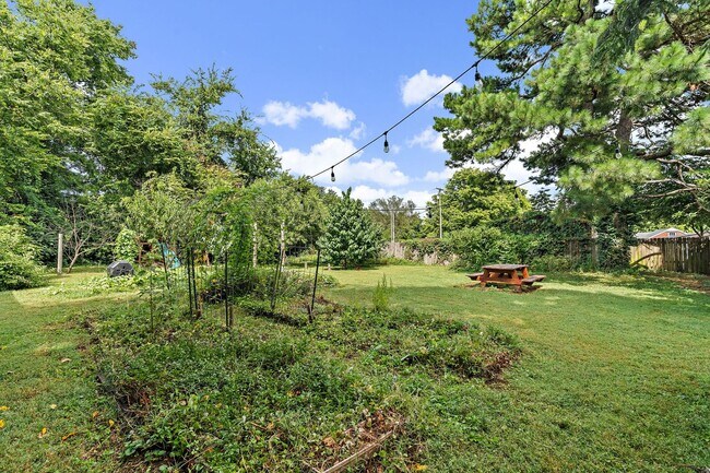 Building Photo - Adorable East Nashville Cottage w/ HUGE Fully-Fenced backyard!