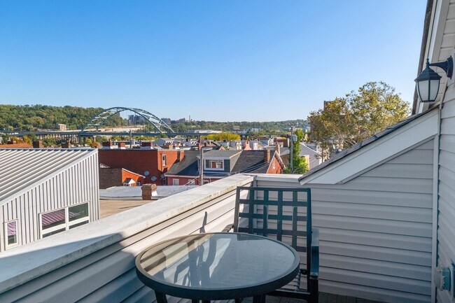 Building Photo - Luxury 3-Bedroom, 4-Bathroom House in Sout...