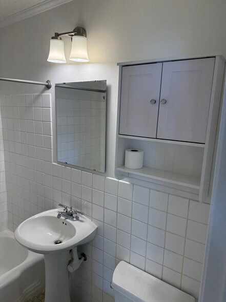 Full bath - 3019 Bryant Ave S