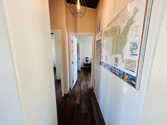 Building Photo - Updated 3 bd, 2 ba on 1.98 Acres with Hot Tub!