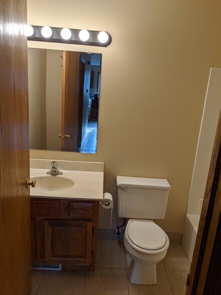 Building Photo - 3206 S Cedar Ave