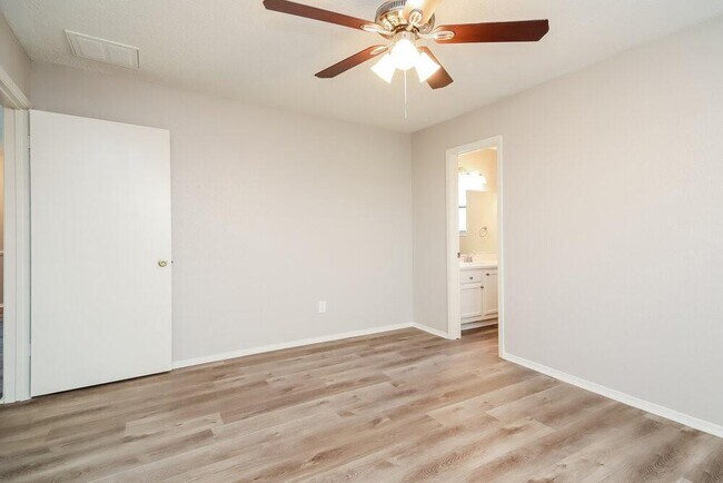 Building Photo - 5014 Meadow Crest St