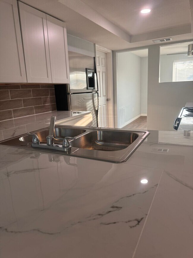 Building Photo - Renovated 2/2 available now !
