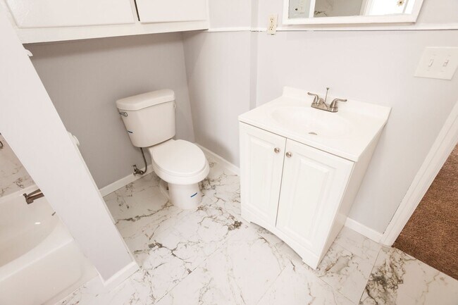 Building Photo - GREAT SINGLE FAMILY HOUSE . WAITING FOR YOU TO CALL HOME !!