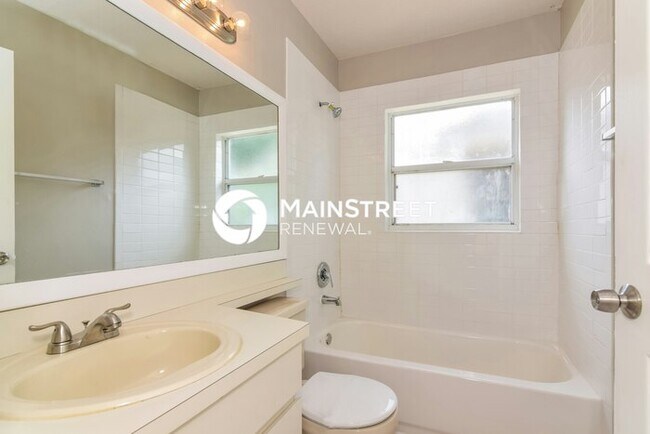 Building Photo - 4 Bedroom Pet-Friendly Home in Valrico, FL with Main Street Renewal