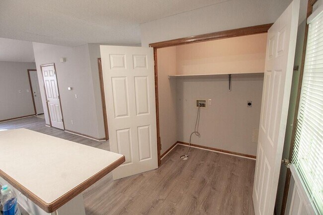 Building Photo - 1316 Valley Creek Ln