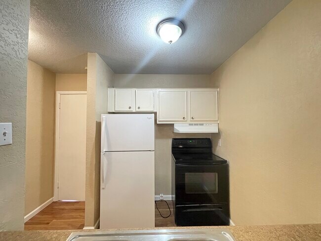 Building Photo - 327 E Locust St