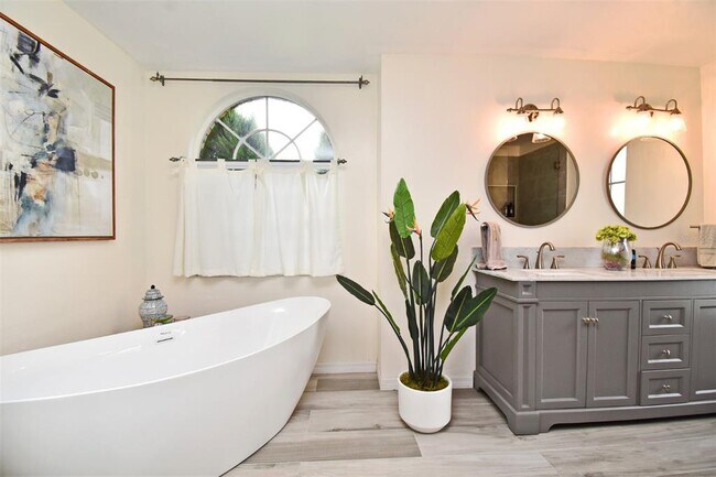 Building Photo - 302 Shadydale Ct