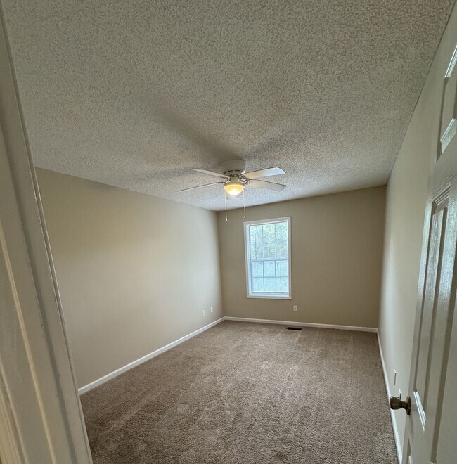 Building Photo - 127 Pineridge Dr
